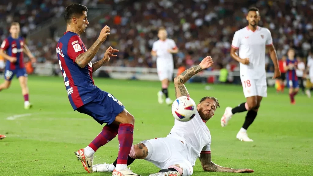Un desafortunado gol en propia puerta de Sergio Ramos acaba marcando la diferencia en la victoria del Barcelona ante el Sevilla