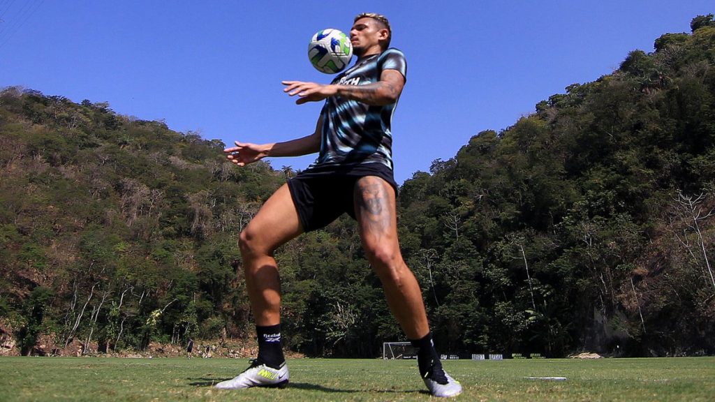 Tiquinho Soares, delantero del Botafogo, se recupera bien