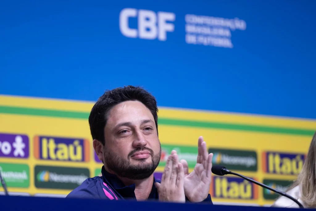 El entrenador de la selección brasileña femenina, Arthur Elias, anuncia la lista de 30 jugadoras para la concentración