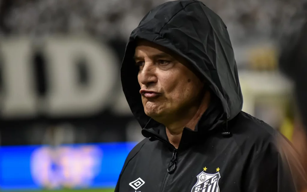 O futuro do técnico Diego Aguirre no Santos fica incerto após a derrota por 3 a 0 (atualizado – o treinador foi demitido)
