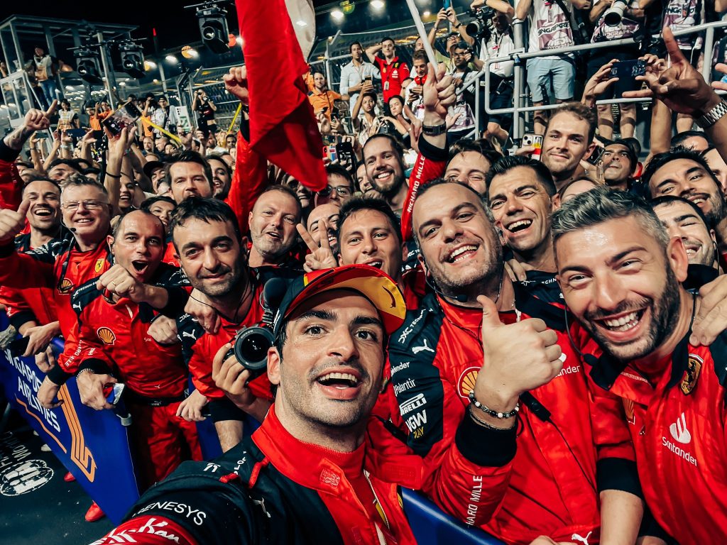 Carlos Sainz acaba con la racha triunfal de Red Bull con una emocionante victoria en el Gran Premio de Singapur 2023