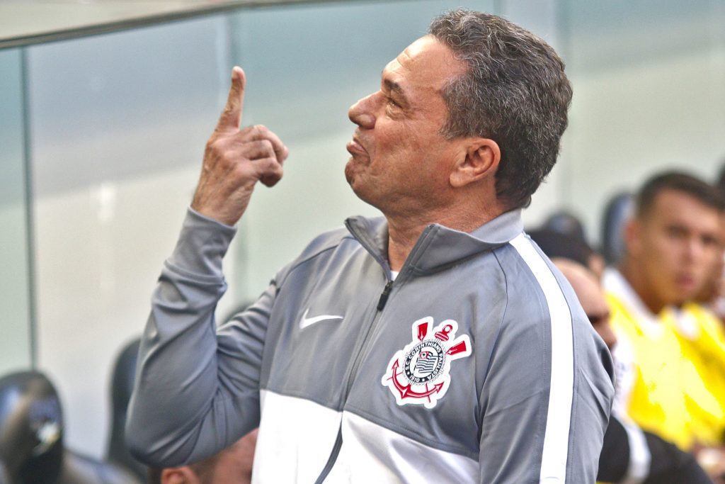 Corinthians coach Luxemburgo asks fans for support after win over Botafogo