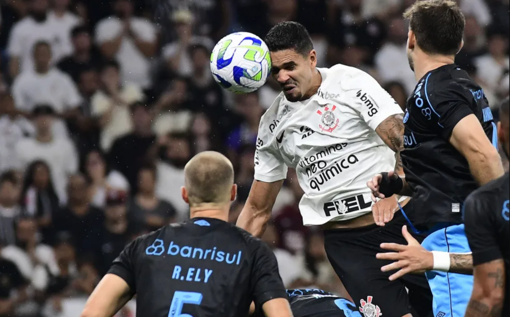 Lucas Veríssimo calls for improvement in defense despite scoring a goal in the thrilling 4-4 draw with Corinthians