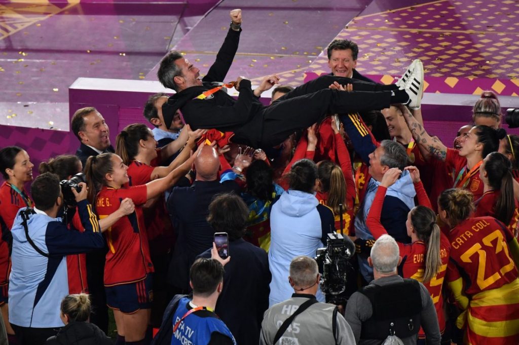 O “circo” continua: o técnico da seleção espanhola feminina, que levou a equipe ao campeonato, foi demitido por apoiar Rubiales