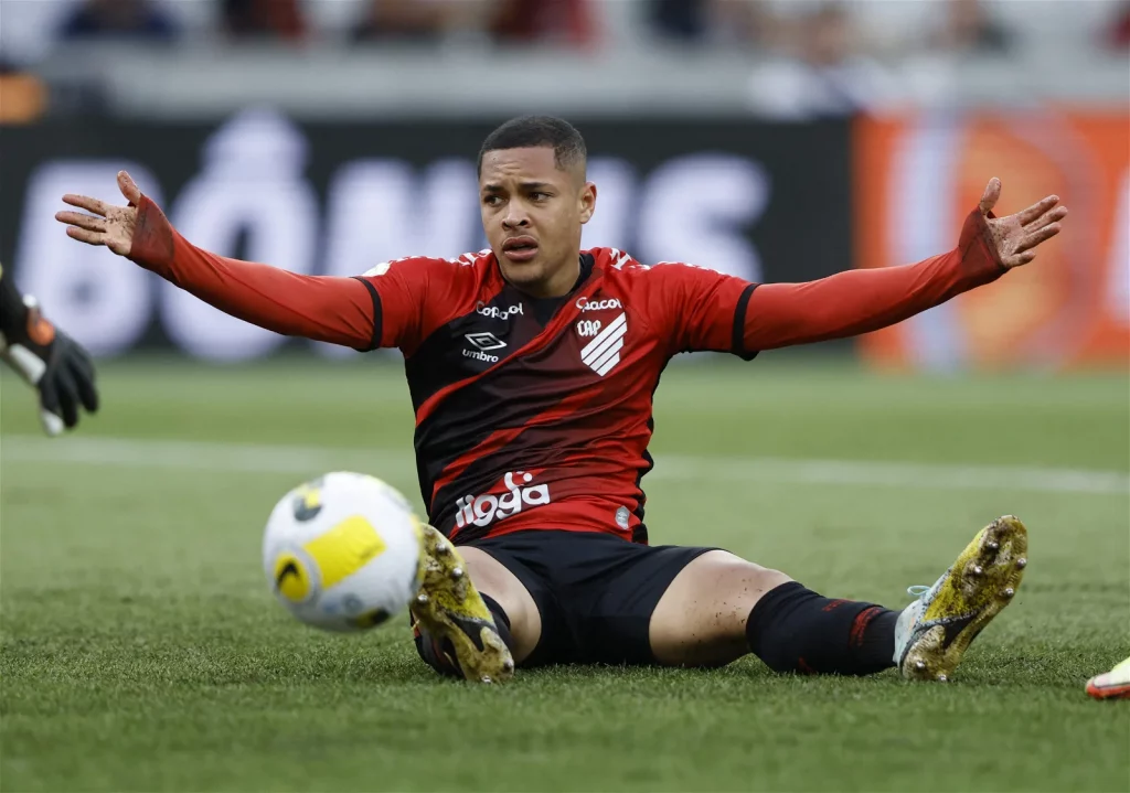 El delantero del Atlético Vitor Roque sufre una grave lesión de tobillo y su futuro es incierto