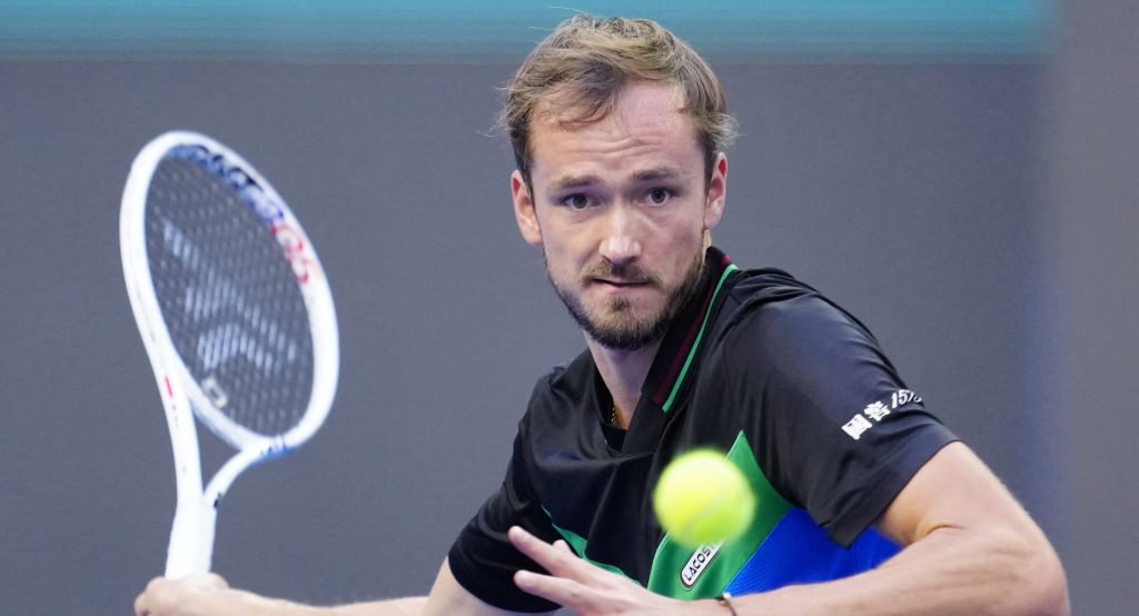 Medvedev avança e Alcaraz começa forte no China Open