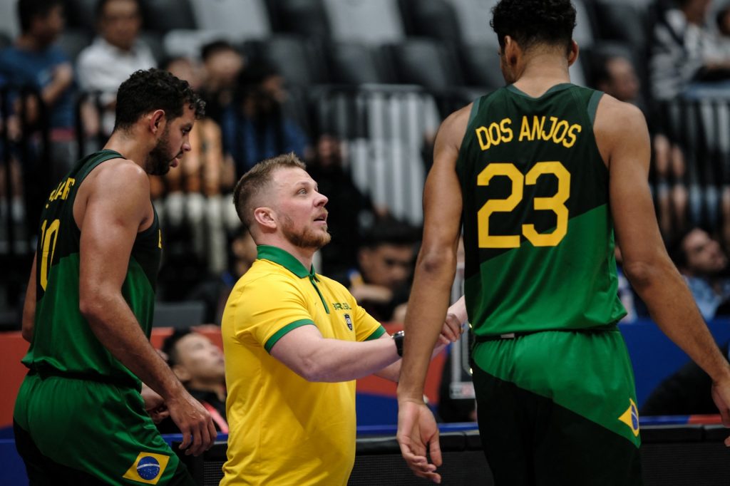 Gustavo Conti, seleccionador de Brasil, elogia la brillantez táctica en la impresionante victoria sobre Canadá en la Copa del Mundo de Baloncesto FIBA 2023
