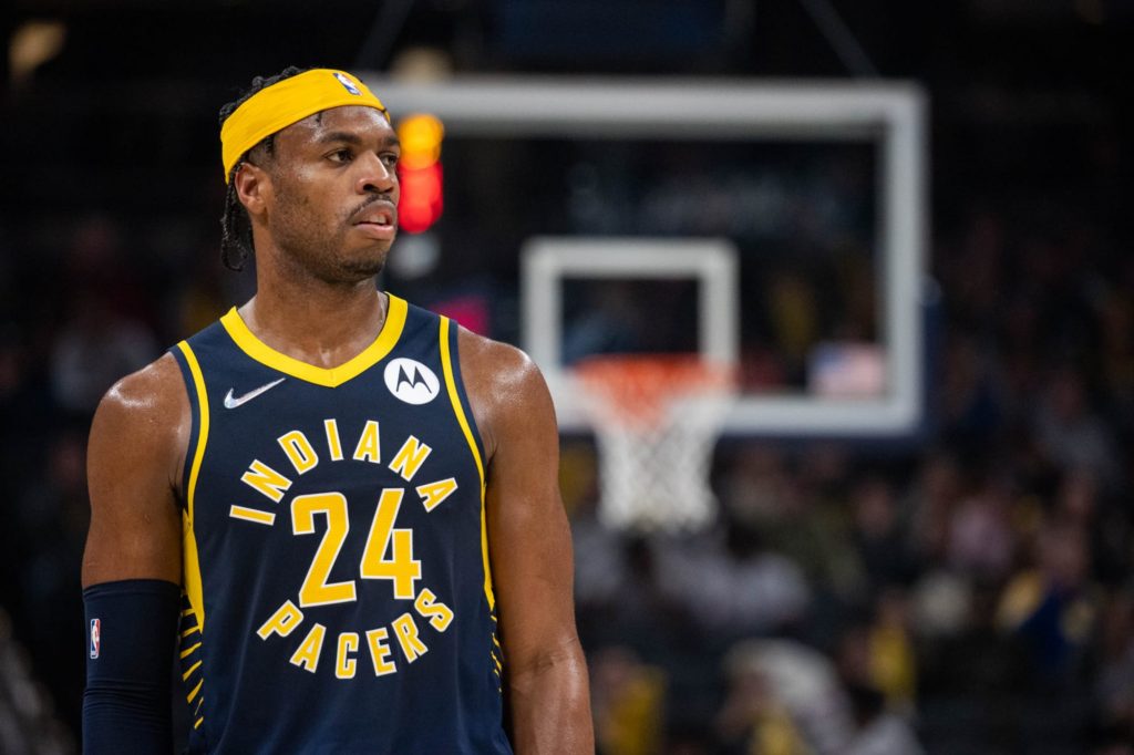 Especulações sobre trocas na NBA giram em torno de Buddy Hield, já que as conversas sobre o contrato com o Pacers estão bloqueadas