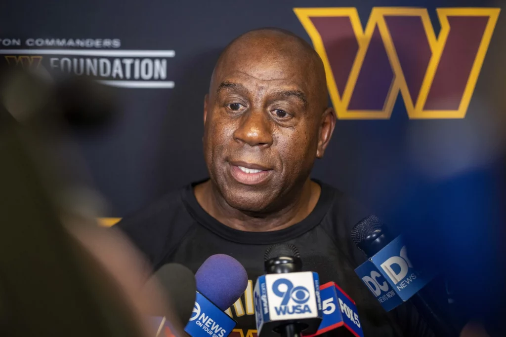 Magic Johnson cogita a possibilidade de ser proprietário do New York Knicks
