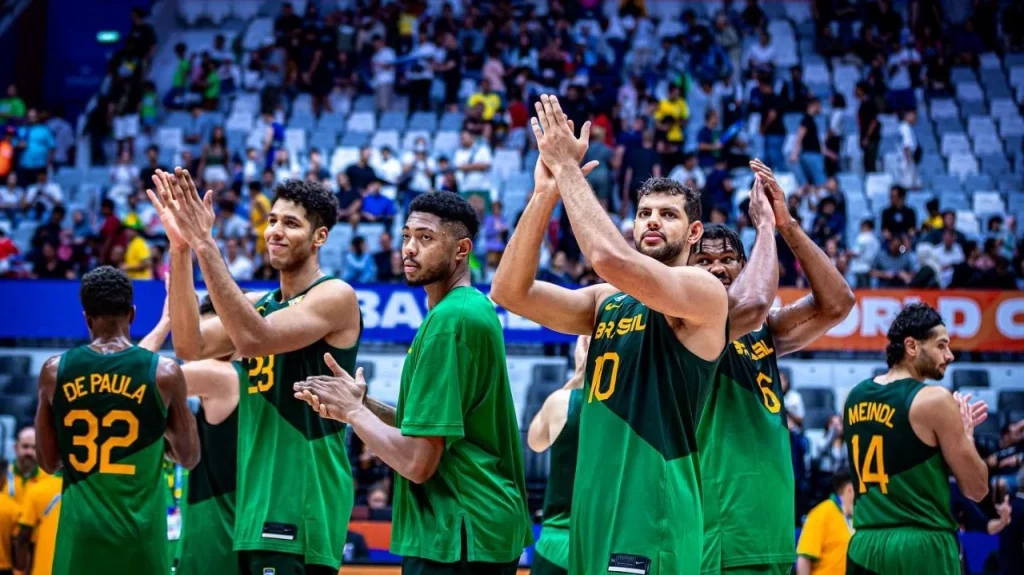 Raulzinho passa por uma cirurgia bem-sucedida após uma lesão e oferece apoio na estreia da Copa do Mundo de Basquete