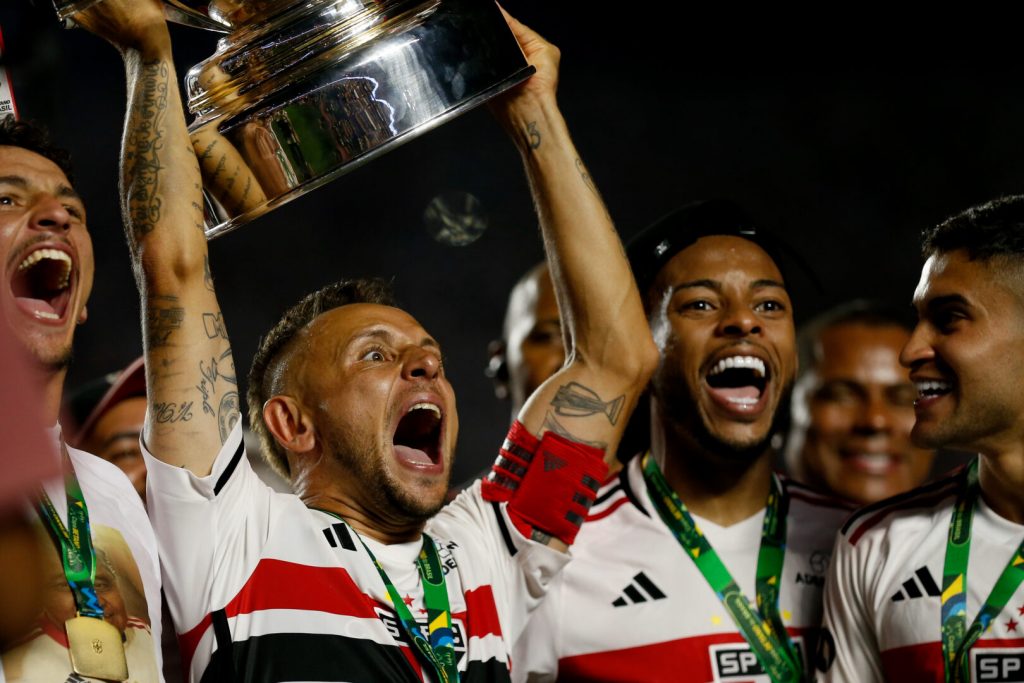 Rafinha celebra el título de São Paulo y admite que su retirada está cerca «Voy a descansar»