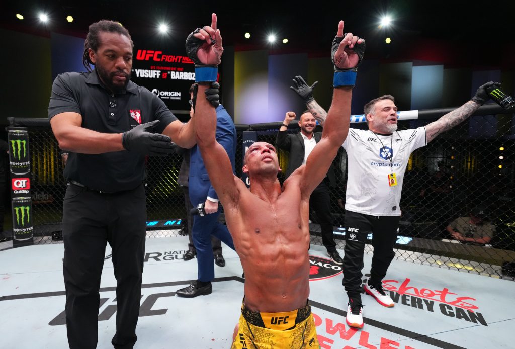 Edson Barboza resiste à tempestade inicial de Sodiq Yusuff para sair por cima, Michel Pereira nocauteia Andre Petroski no 1º round