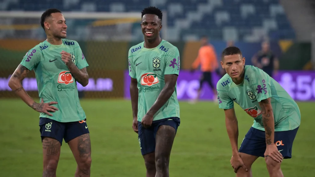 Cambios drásticos en el equipo: Richarlison se entrena con el equipo reserva antes del choque con Uruguay