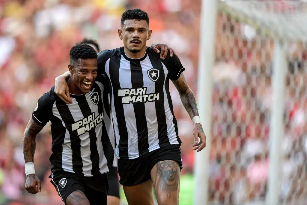 Tiquinho Soares encerra seca de gols e Botafogo empata com o Goiás