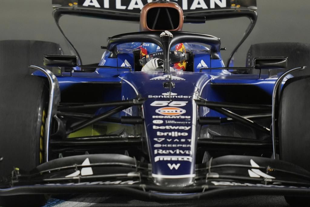 Sainz da por acabada su adaptación con un carrerón en Arabia