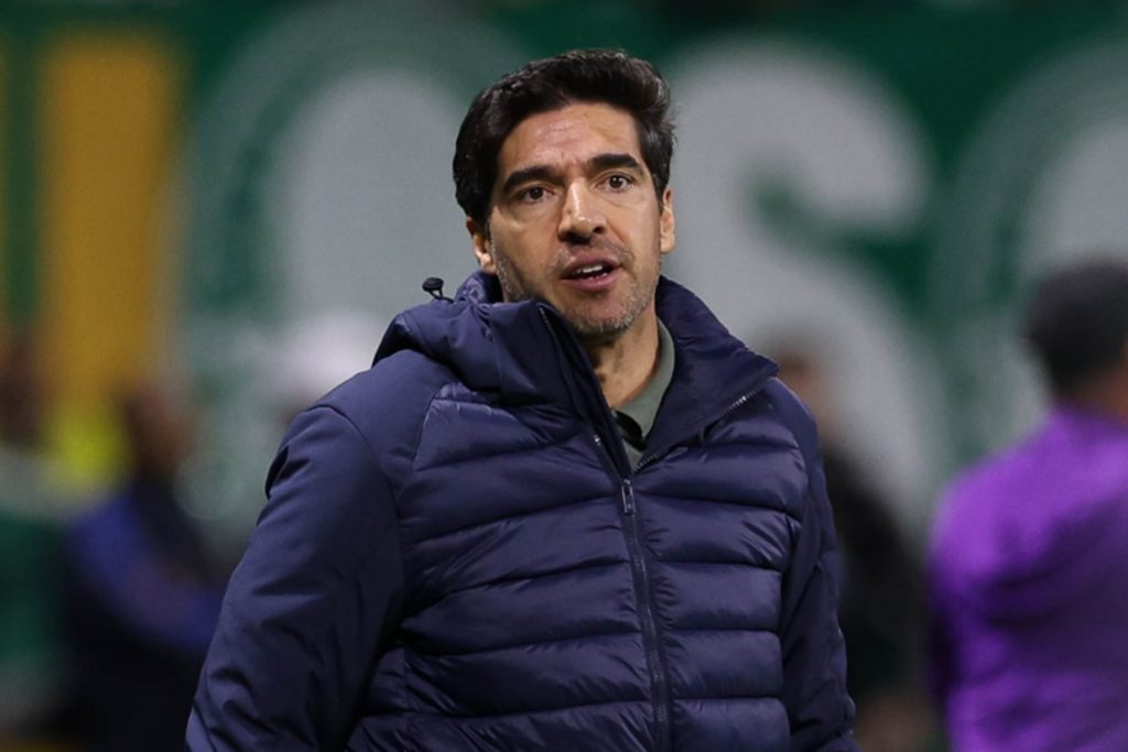 Xingado, Abel evita falar do futuro e provoca: ‘Rival pouco ou nada ganhou desde que cheguei’