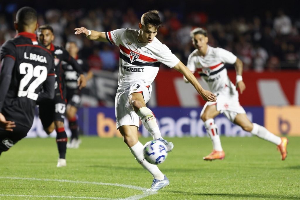 São Paulo supera o Vitória e vence a quinta consecutiva na Série A