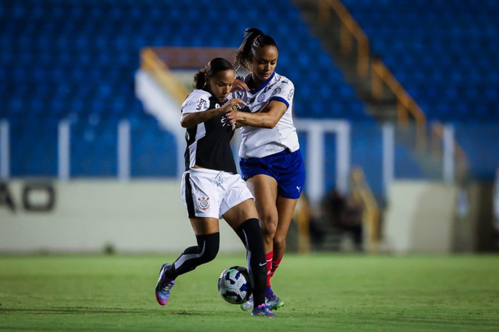 Corinthians marca no apagar das luzes e abre vantagem sobre Bahia nas quartas