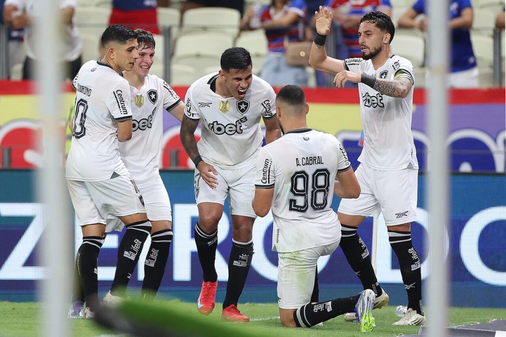 Botafogo aproveita expulsão e atropela o Fortaleza no Castelão