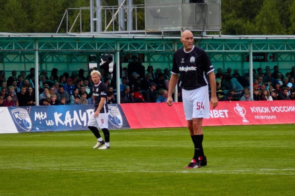 Jogou na NBA, mede 2,26 metros e estreou no futebol profissional russo aos 40 anos