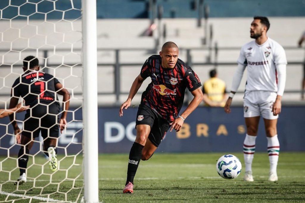 Bragantino aproveita apagões do Fluminense e vence jogo de seis gols