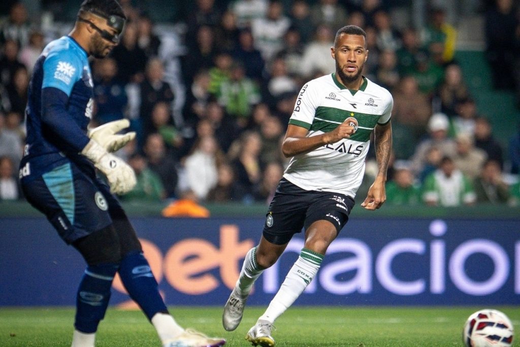 Coritiba domina o Goiás, tem gol anulado no fim e empate persiste na Série B