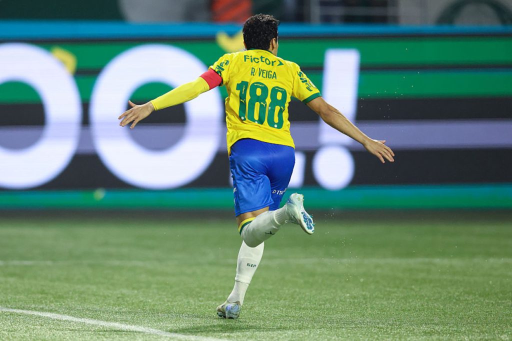 Abel roda a equipe, mas Palmeiras responde no campo e goleia Fortaleza para pressionar o Fla