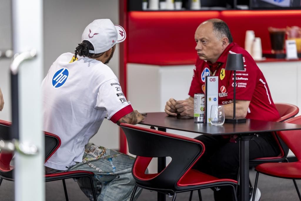 Button lo deja en el aire… «Espero que en Ferrari acaben todos juntos en 2026»