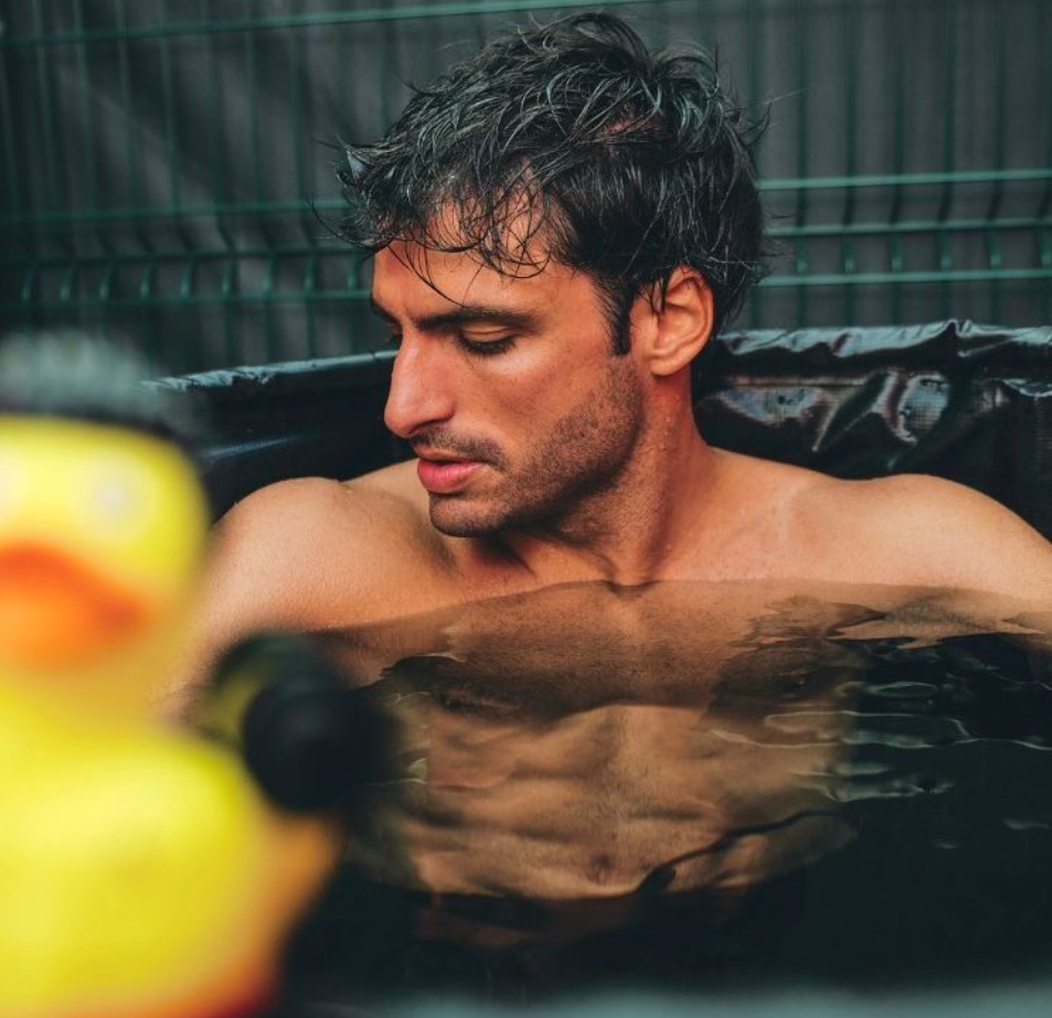 Carlos Sainz revela que el traje tiene fallos y que, «los baños de hielo me los copio todo el mundo»