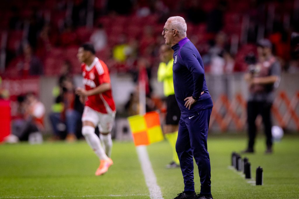 Dorival detona arbitragem após pênalti no empate entre Inter e Corinthians