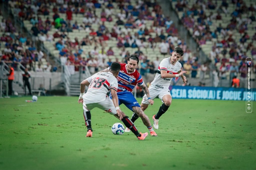 São Paulo supera expulsão, bate o Fortaleza fora de casa e volta a vencer