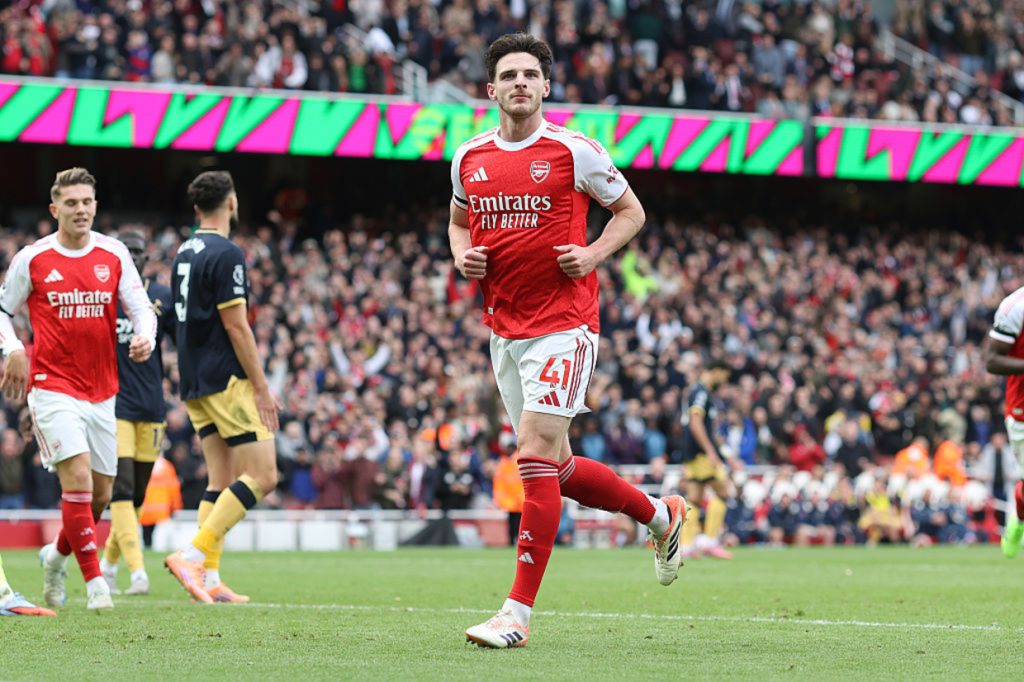 Arsenal controla West Ham e assume liderança provisória da Premier League