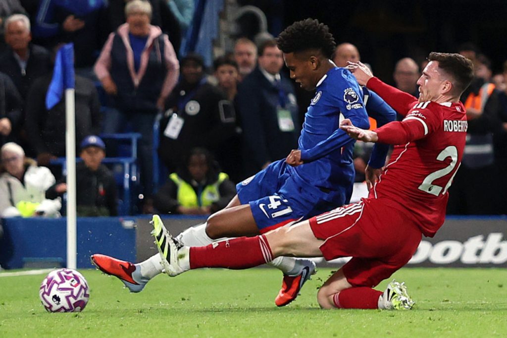Estêvão decide no apagar das luzes e Chelsea vence Liverpool em clássico eletrizante