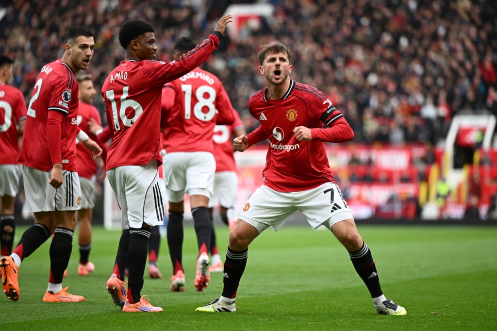 Tentando aliviar a pressão, United bate Sunderland em Old Trafford