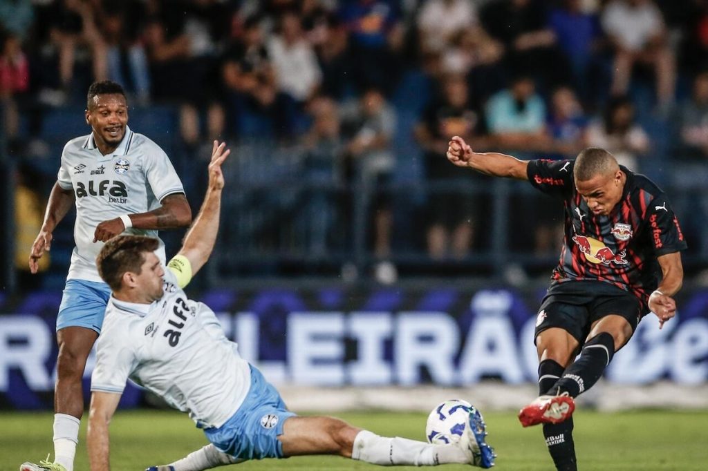 Bragantino martela o Grêmio com um a mais e vence com gol no finalzinho