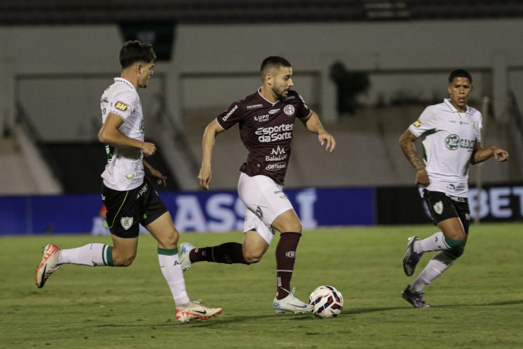 América marca dois no fim, vira sobre a Ferroviária e deixa o Z4 da Série B