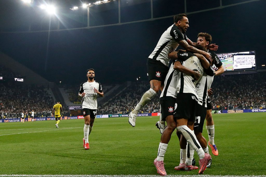 Corinthians se impõe dentro de casa, bate o Mirassol e impede volta do Leão ao G4