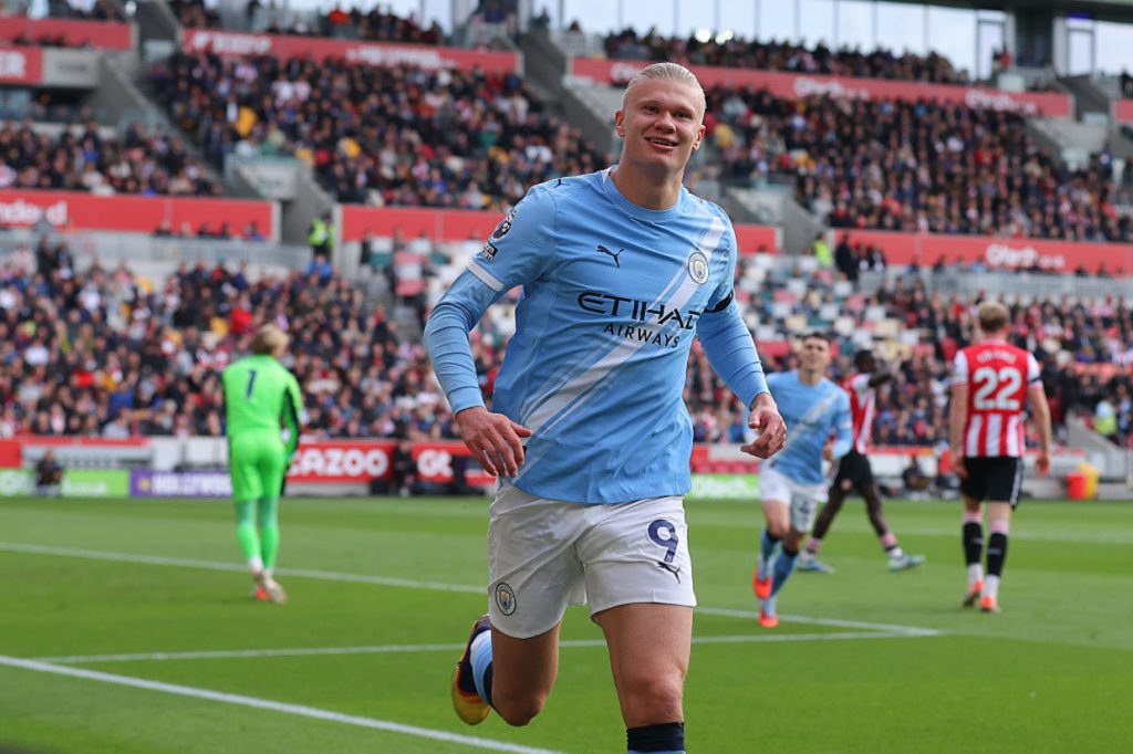 City supera Brentford fora de casa e encosta nos líderes do Inglês