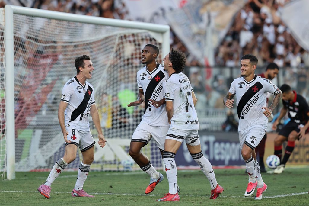 Em duelo insano, joia decide no apagar das luzes e Vasco bate Vitória em São Januário