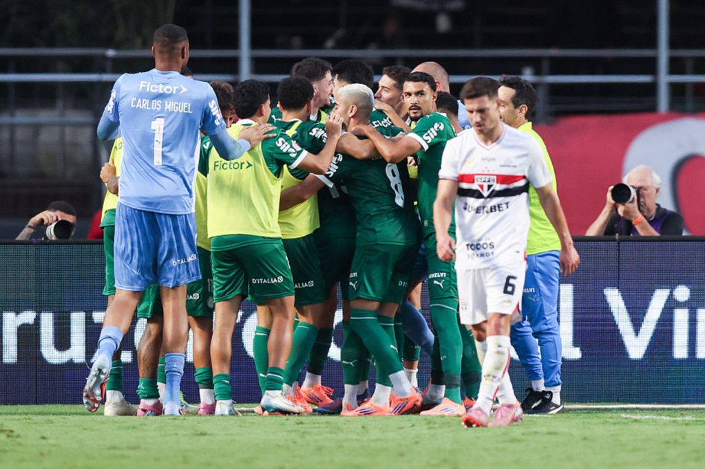 Palmeiras se agiganta, arranca virada contra o São Paulo e vira o novo líder do Brasileirão