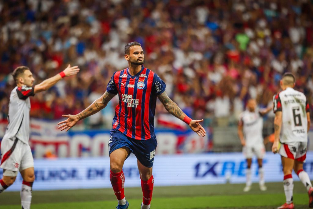 Bahia aproveita expulsões e vence o Flamengo, que deixa a liderança da Série A
