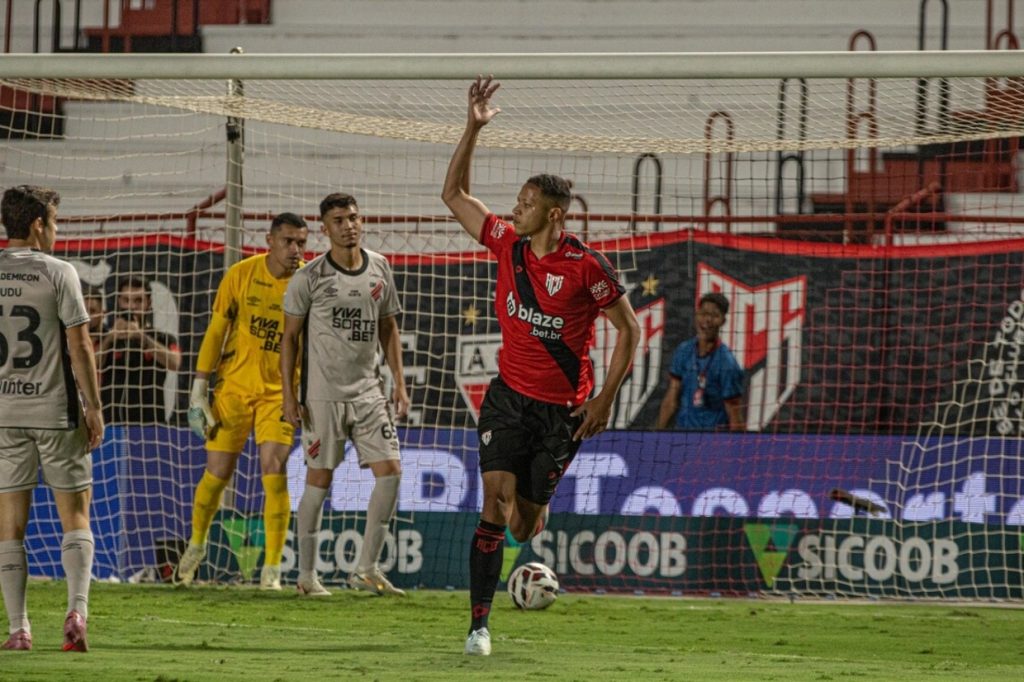 Atlético Goianiense derruba invencibilidade do Athletico e ainda sonha com o G4