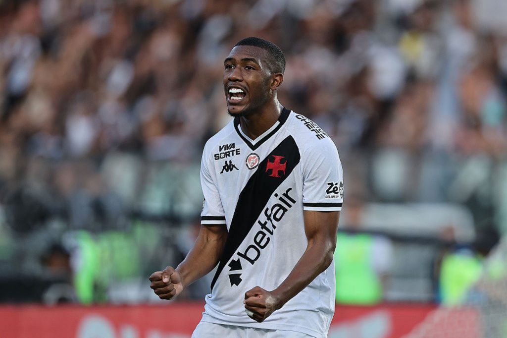 Rayan segue em ascensão no Vasco e supera marca de Dinamite