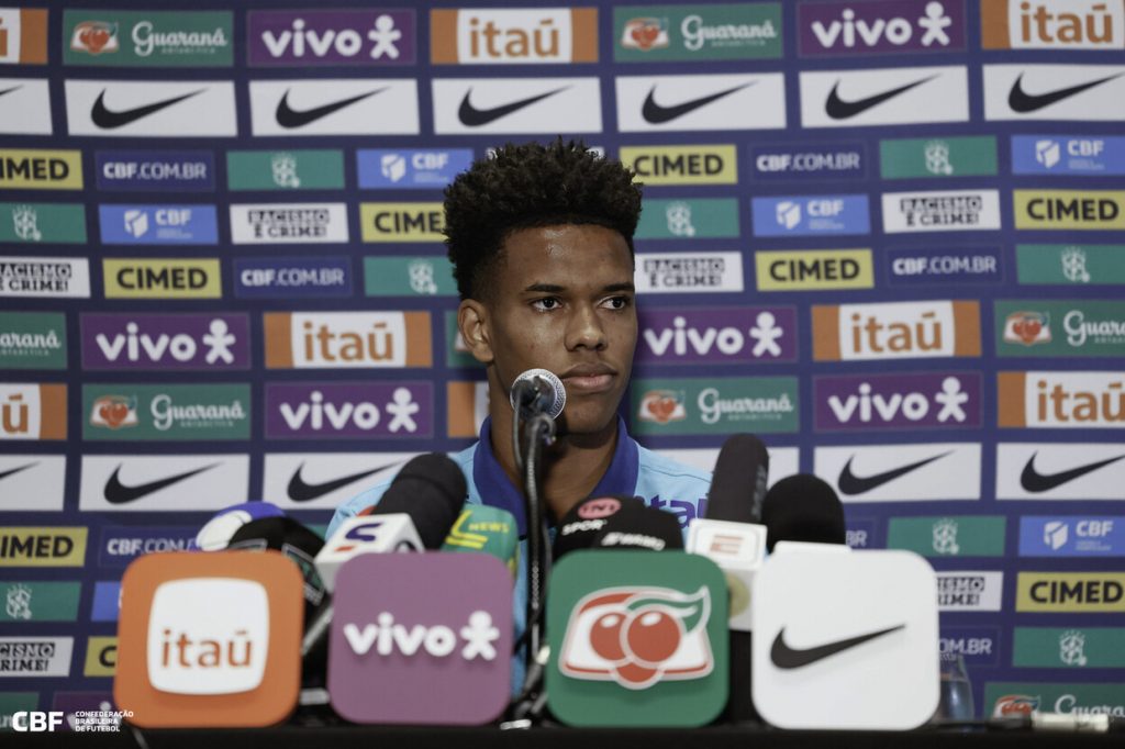 Estêvão aposta na versatilidade e valoriza disputa por uma vaga no ataque: ‘Eu vejo como motivação’