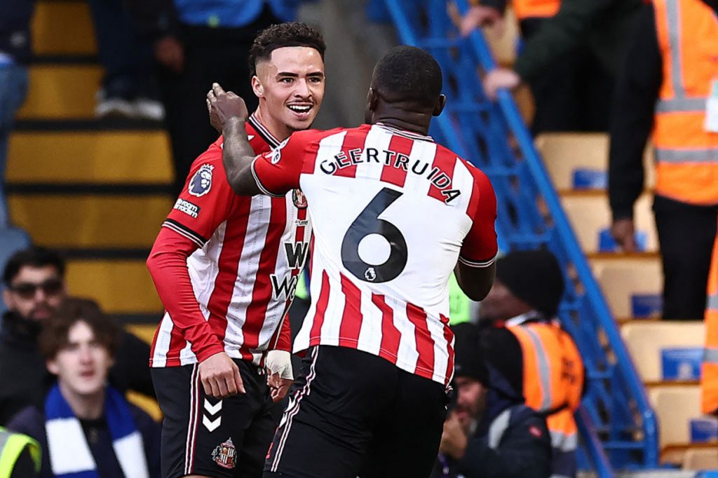 Chelsea leva virada nos acréscimos, e Sunderland vira vice-líder da Premier League