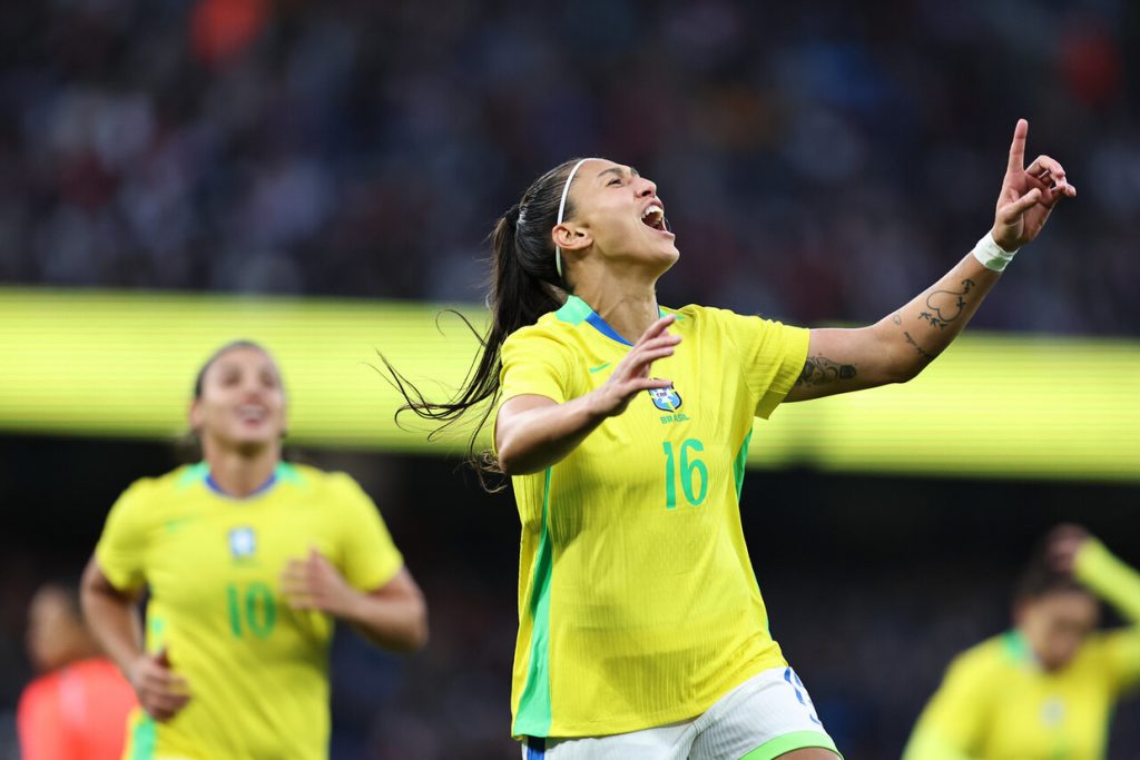 Bia Zaneratto brilha, e Brasil segura vitória contra a Inglaterra em Manchester