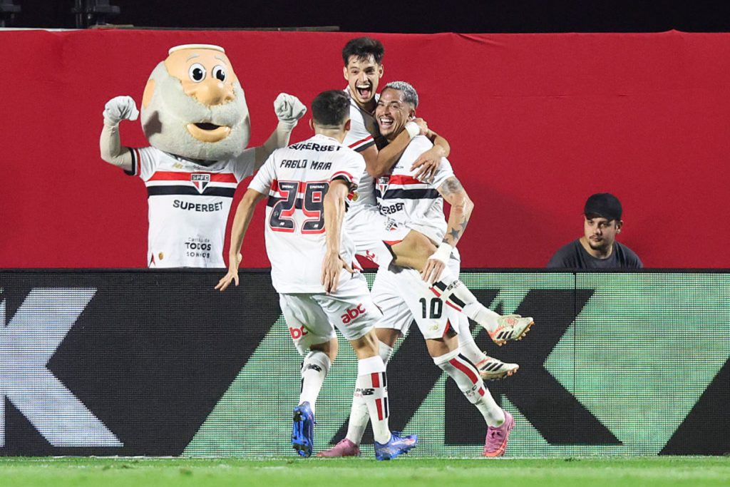 Em noite de Luciano, São Paulo bate Bahia e volta a vencer no Brasileirão