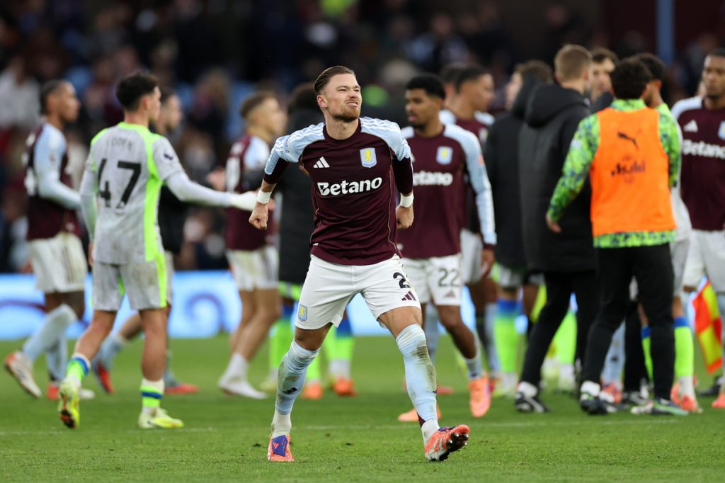 Com belo gol de Cash, Aston Villa surpreende e supera o Manchester City