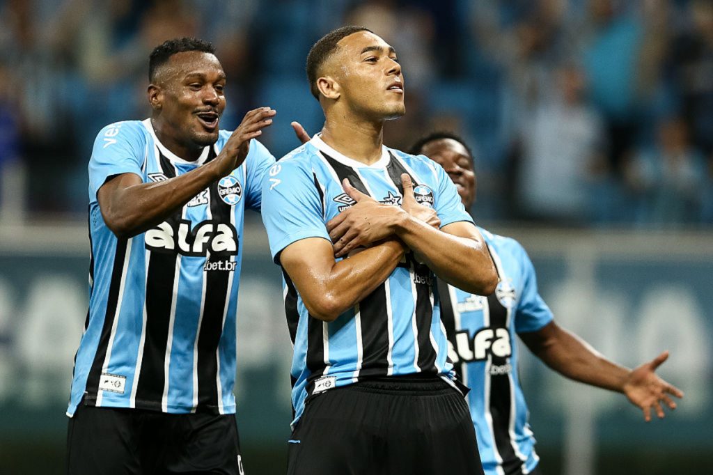 Carlos Vinícius se torna referência ofensiva do Grêmio na reta final da temporada