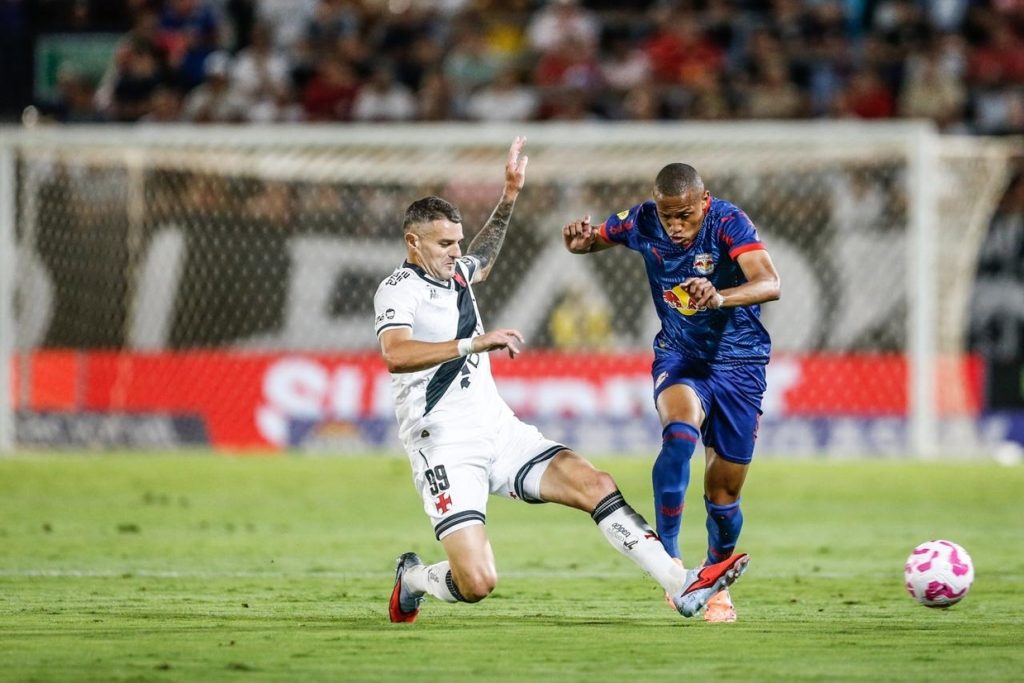 Com dois de Vegetti, Vasco bate o Bragantino e chega ao quarto triunfo seguido